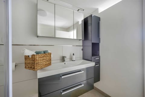 Studio (Studio Apartment) | Bathroom | Shower, towels