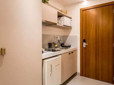 Classic Apartment | Private kitchen | Fridge, microwave, cookware/dishes/utensils