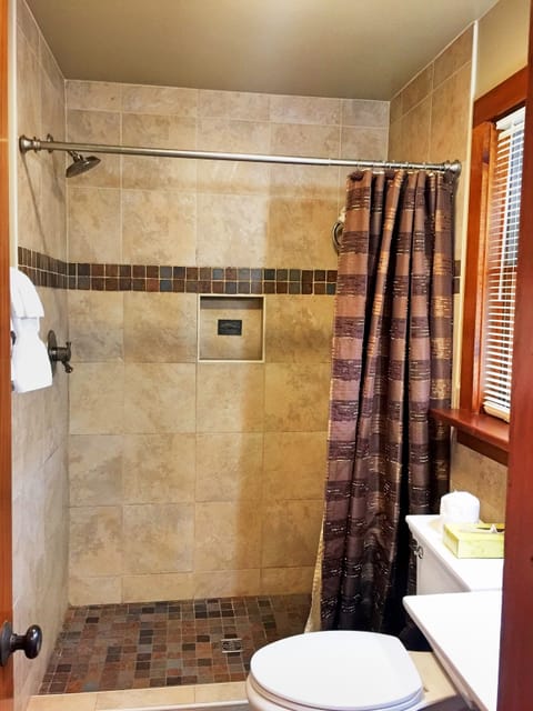 Deluxe Room, Mountain View, Mountainside | Bathroom | Free toiletries, hair dryer, towels, soap