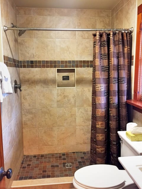 Deluxe Room, 1 King Bed, Mountain View | Bathroom | Free toiletries, hair dryer, towels, soap