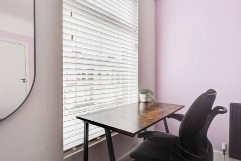 Bedroom 1:
Features:
- 1 x Superking Bed
- Garment Hanger Space
- Work Desk