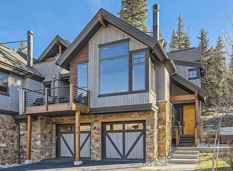 West facing home in heart of Breck! Breathtaking views of the ski area and Ten Mile Range!