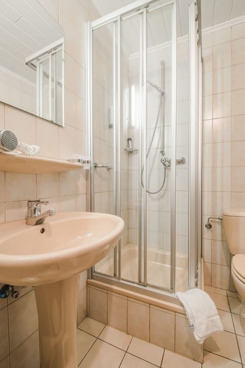 Triple Room | Bathroom | Shower, hair dryer, towels