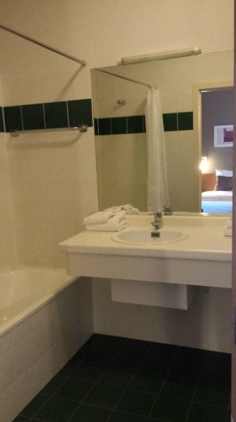 Standard Double Room | Bathroom | Combined shower/tub, hair dryer