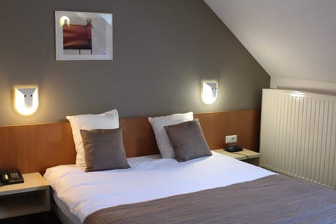 In-room safe, desk, free WiFi, wheelchair access