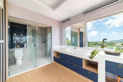 Panorama Suite Studio | Bathroom | Free toiletries, hair dryer, towels, soap