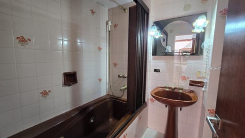 Deluxe Suite, Balcony, City View | Bathroom | Hair dryer, towels, soap, shampoo