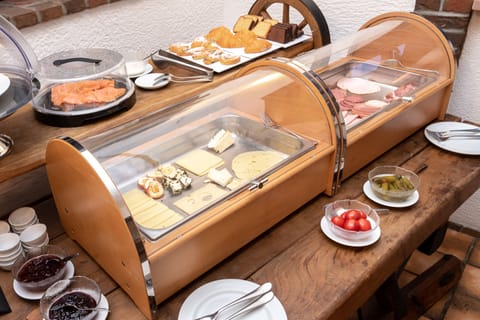 Daily buffet breakfast (EUR 18.00 per person)