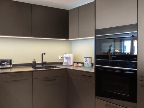 Kitchen Appliance, Kitchen, Major Appliance, Cabinetry, Countertop, Interior Design, Home Appliance, Lighting, Flooring, Furniture