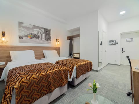 Standard Twin Room, Courtyard View | Hypo-allergenic bedding, memory foam beds, minibar, in-room safe