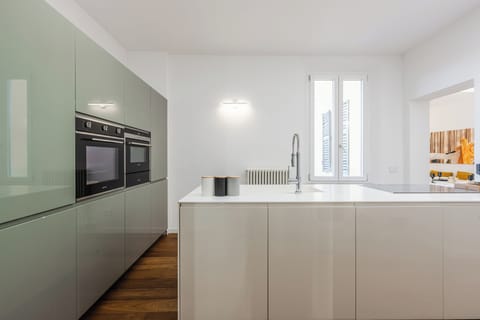 Deluxe Apartment, City View | Private kitchen