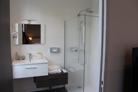 Classic Double Room, River View (7) | Bathroom | Free toiletries, hair dryer, bathrobes, slippers