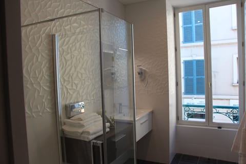 Classic Double Room, City View (3) | Bathroom shower