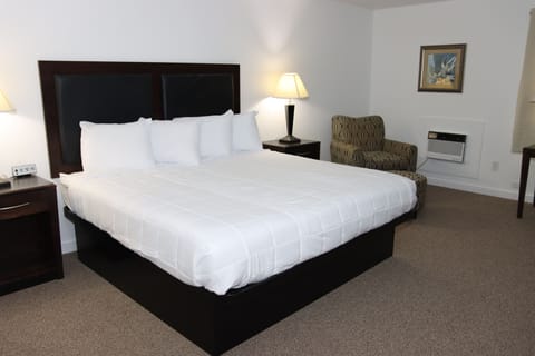 Premium bedding, desk, iron/ironing board, free WiFi