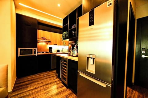 Full-size fridge, microwave, oven, stovetop