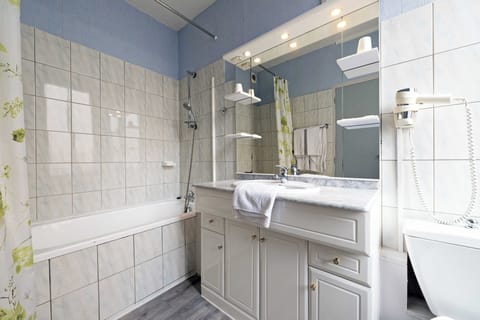 Classic Double Room | Bathroom | Towels