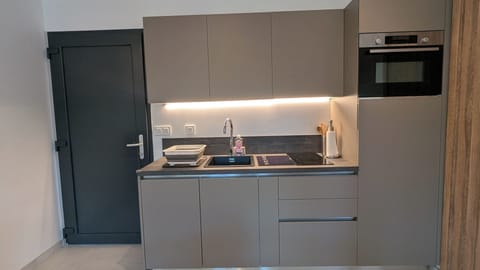 Appartement luxe avec piscine chauffée et jacuzzi privatifs | Private kitchen | Full-size fridge, microwave, stovetop, dishwasher