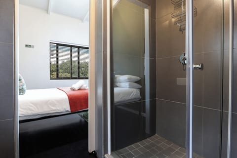 Standard Double Room | Bathroom | Shower, towels, soap, shampoo