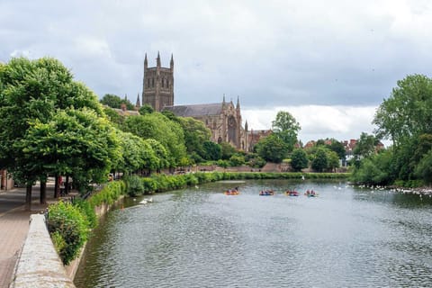Terrace House on Canal, Worcester - Host & Stay
