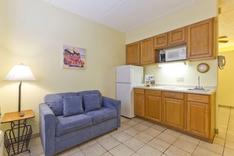 Suite | Private kitchenette | Fridge, microwave, coffee/tea maker, dining tables