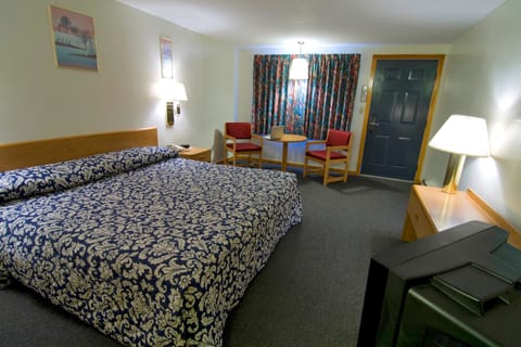 Room, 1 King Bed, Non Smoking | Desk, free WiFi, bed sheets, alarm clocks