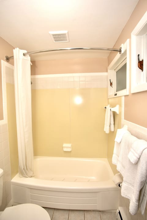 Standard Room, 1 King Bed, Smoking | Bathroom | Combined shower/tub, deep soaking tub, free toiletries, hair dryer
