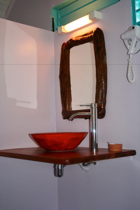Standard Bungalow | Bathroom | Shower, free toiletries, hair dryer, towels