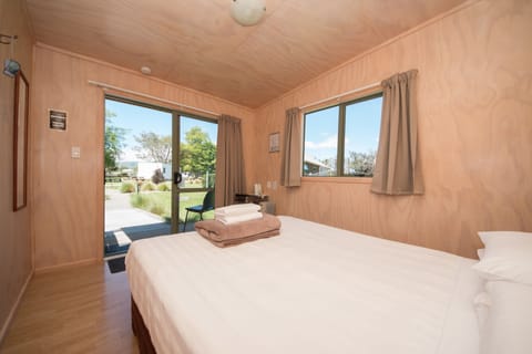 Standard Cabin, 1 Queen Bed with Shared Bathroom | Free WiFi, bed sheets