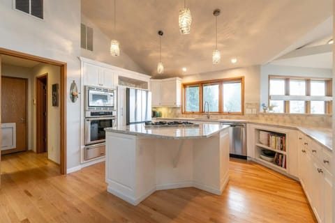 Fully equipped with everything you need to prepare a 5-course meal!