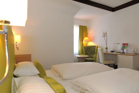 Traditional Double Room | Minibar, in-room safe, desk, iron/ironing board