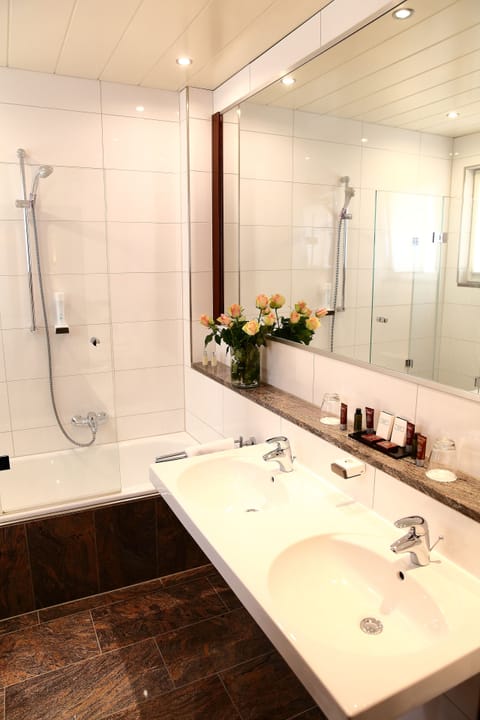 Traditional Double Room | Bathroom | Free toiletries, hair dryer, slippers, bidet