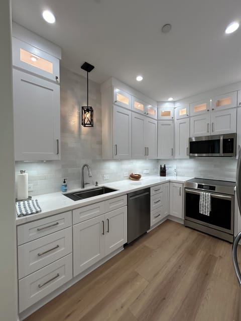 Brand new, fully stocked kitchen - microwave, range & wine & large refrigerator 