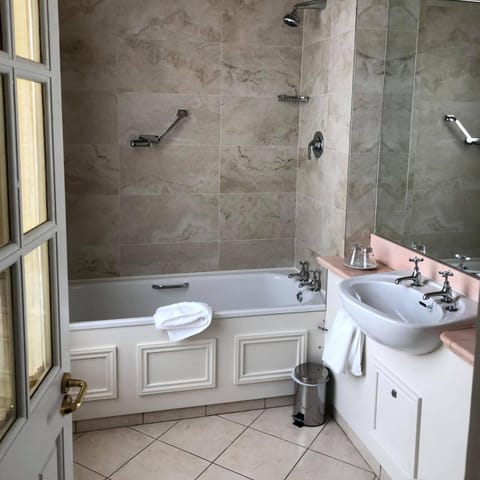 Combined shower/tub, free toiletries, bathrobes, towels