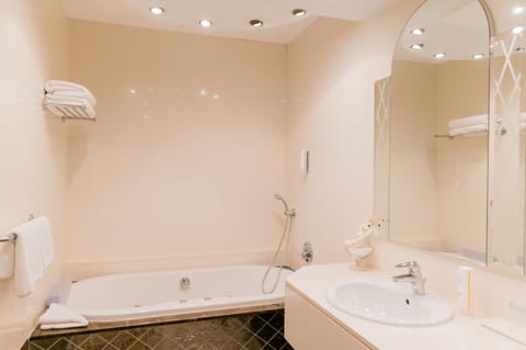 Combined shower/tub, deep soaking tub, free toiletries, hair dryer