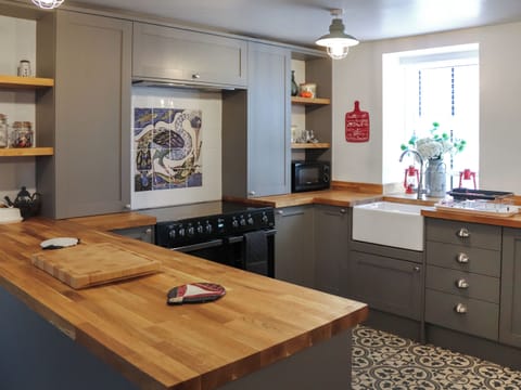 Kitchen/diner | The White Anchor - White Cottages, Newborough
