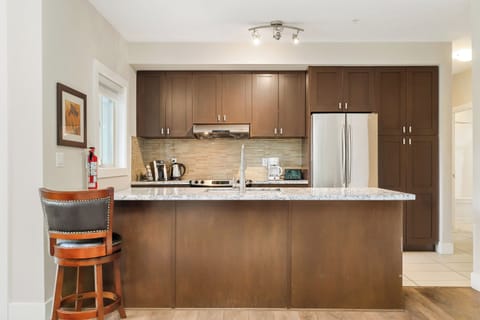 Comfort Apartment, Balcony | Private kitchen | Fridge, microwave, oven, stovetop