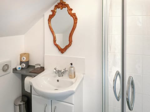 Bathroom | The Hideaway, Tregaron