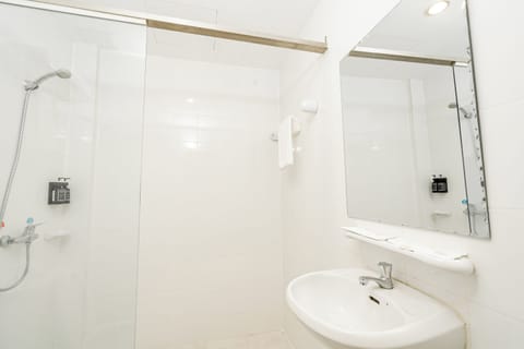 Superior Double Room, City View | Bathroom | Soap, shampoo, toilet paper