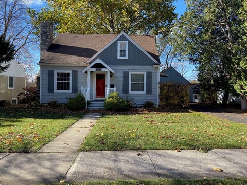 Front of house + driveway