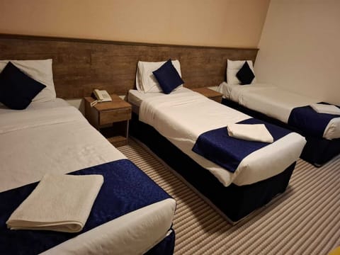 Triple Room | Free WiFi, bed sheets