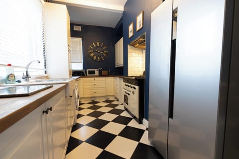 House | Private kitchen | Fridge, microwave, oven, stovetop