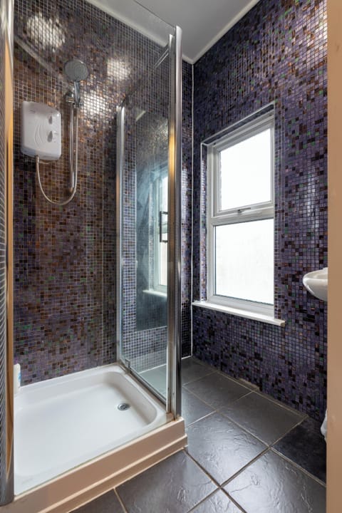 House | Bathroom | Combined shower/tub, deep soaking tub, hair dryer, towels