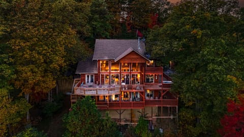 Welcome home to peaceful, spacious Heavenly Heights Mountain Retreat.