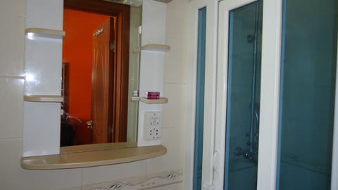 Executive Apartment | Bathroom | Shower, free toiletries, hair dryer, slippers