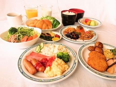 Daily buffet breakfast (JPY 1000 per person)