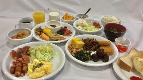 Daily buffet breakfast (JPY 1000 per person)