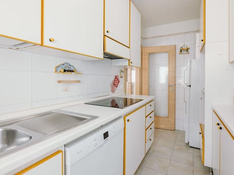 Table, Furniture, Couch, Window, Wood, Picture Frame, Interior Design, Living Room, Floor, Building