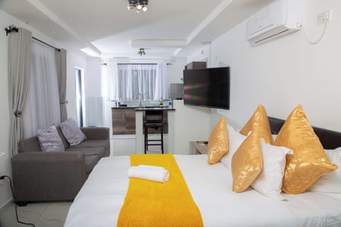 Deluxe Studio Suite, Garden View | In-room safe, desk, iron/ironing board, free WiFi