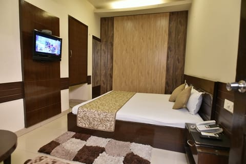 Deluxe Room, 1 Bedroom, Non Smoking | In-room safe, individually furnished, desk, blackout drapes