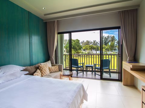 Hypo-allergenic bedding, pillowtop beds, in-room safe, desk